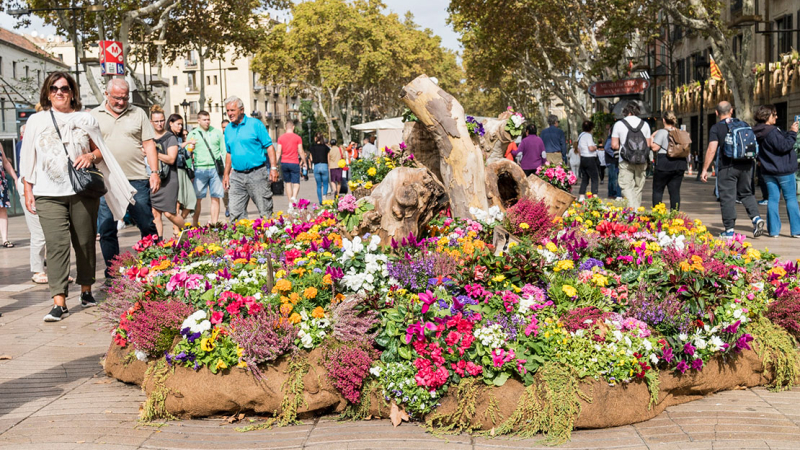 Sculpture with flowers and tree trunks in the middle of la Rambla