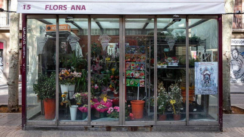Quiosc de flors del carrer de la Rambla tancat amb flors i plantes a dins