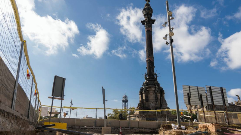 Area of the site of archaeological remains of the Convent of Sant Francesc and of the semi-defence of Drassanes found during the urbanization works of the street of la Rambla in Barcelona. In the background, the statue of Christopher Columbus