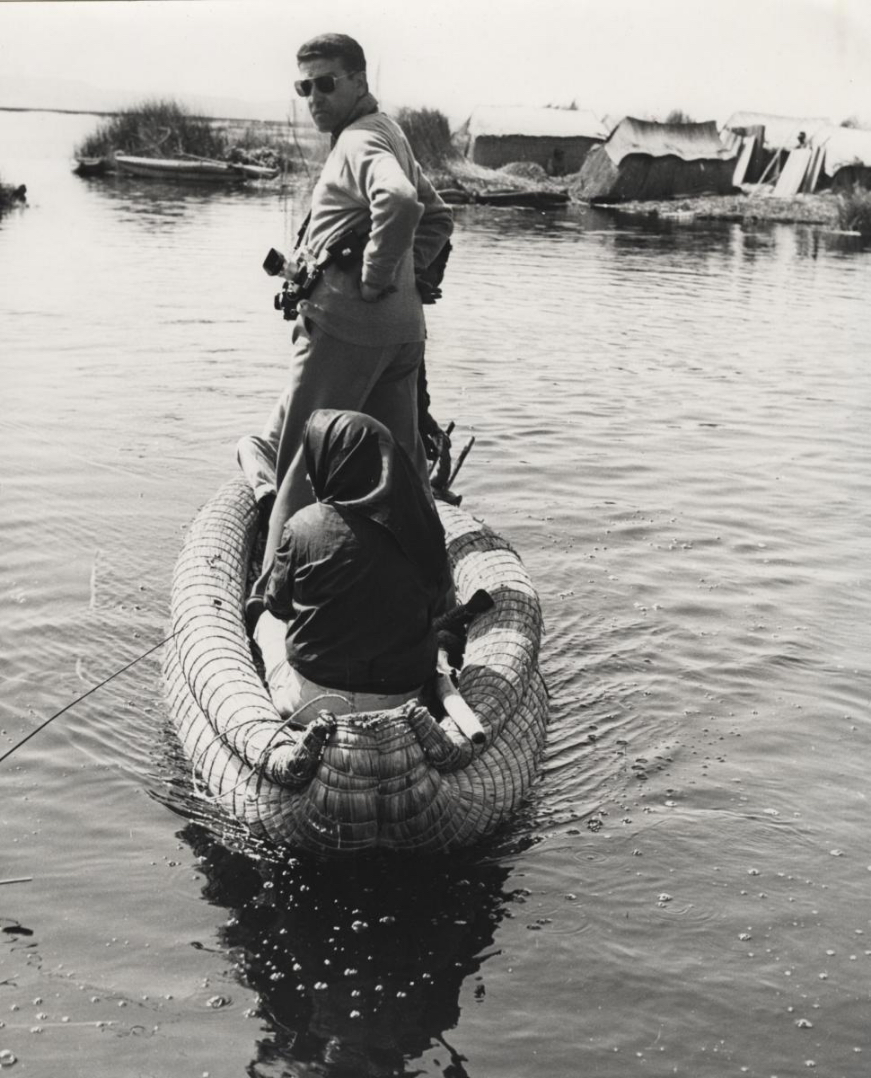 Albert Folch en una balsa de totora. Expedició a Perú de l’any 1963.