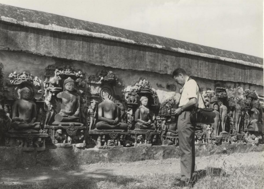 Albert Folch al temple Khajuraho, Índia, l’any 1963.