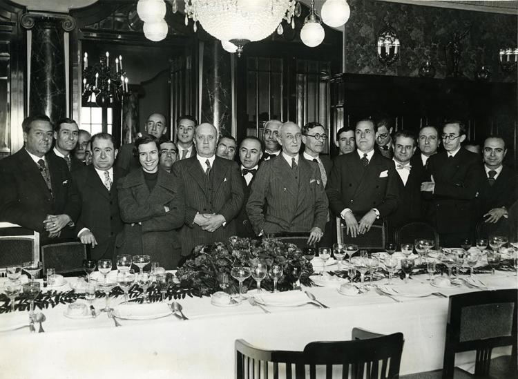 Irene Polo al costat de l’alcalde Joan Pich i Pon al banquet ofert als periodistes que feien informació de l’Ajuntament (1935). C. Pérez de Rozas, AFB