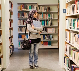 Joven pakistaní en una biblioteca