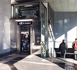 Hombre en silla de ruedas haciendo uso del ascensor en una estación de metro