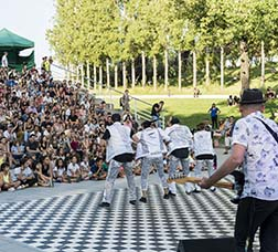 Music and dance show with a group of young people in the Trinitat Park
