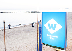 Punto de wifi en la playa de Barcelona
