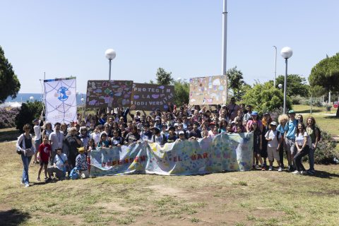 Gent reunits a l’aire lliure sostenint pancartes