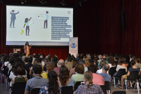 Conferenciant parla davant un auditori
