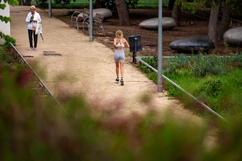 Dona corrent en un parc