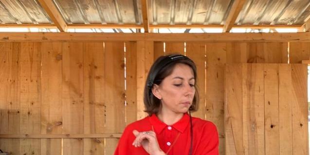 Retrato de la DJ Phosky vestida de color rojo ante los platos