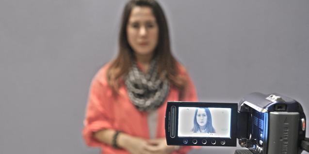 Una imatge de la monologuista enregistrant-se a si mateixa amb una càmera de vídeo