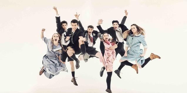 Los jóvenes intérpretes del montaje suspendidos en el aire durante un salto