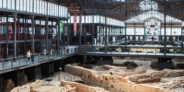 Estado actual del antiguo mercado del Born, con el yacimiento arqueológico de 1714