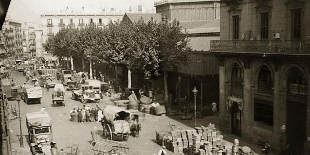Fotografía tomada por Josep M. Marqués de la calle Comercio y del mercado del Born en 1934 (Archivo Fotográfico de Barcelona)
