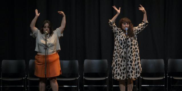 Les dues artistes alcen els braços en un moment de la representació