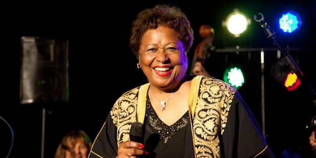 Una imagen de la artista sonriente en plena actuación