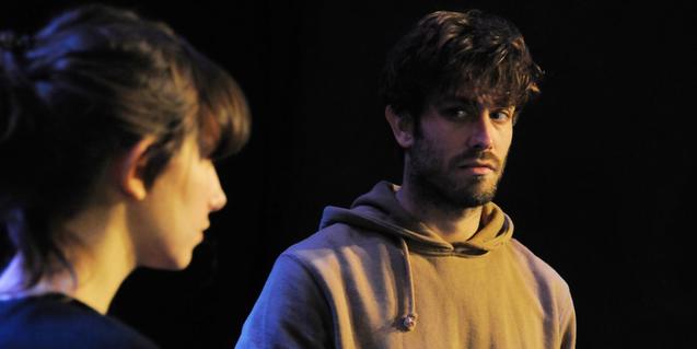 Retrato de uno de los actores y de la actriz que protagonizan el espectáculo mirándose mutuamente durante la función