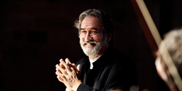 El mestre retratat somrient durant una de les seves actuacions