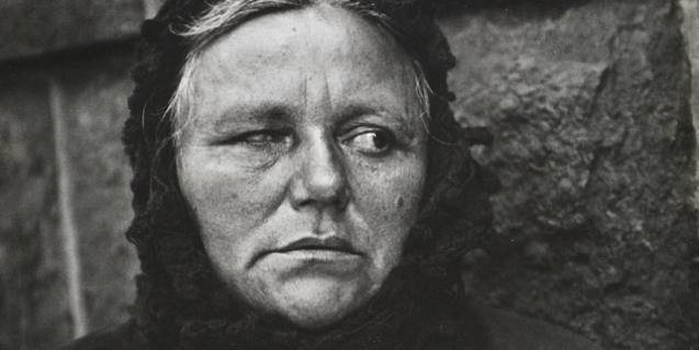 Retrats Retrat d'una dona en blanc i negre de Paul Strand