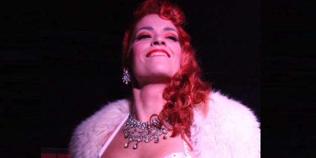 Una de las protagonistas del espectáculo retratada con un lujoso collar