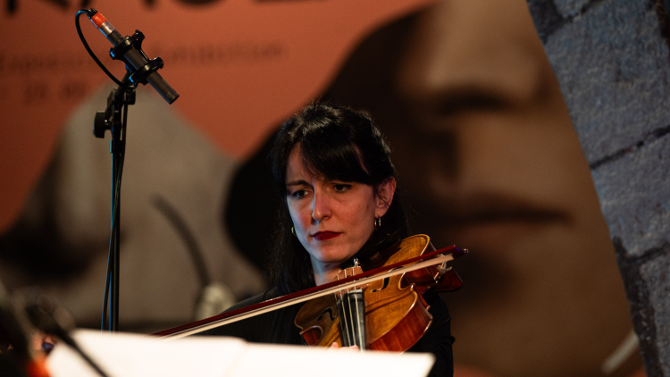 Pau revolta. Neus Borrell i Bru Ferri canten Blanca Llum Vidal