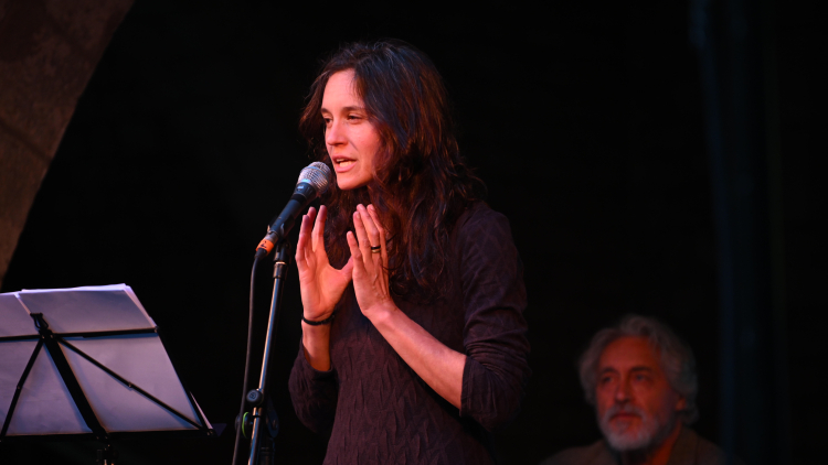 A confabulación crisálide