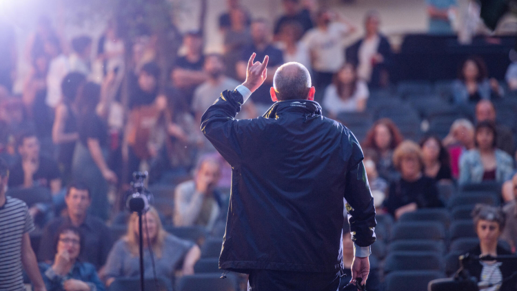Las víctimas civiles canten la ciència i l'obediència
