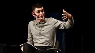 Ningú no sap què pot l'amor ("hey, no vayas presumiendo por ahí")