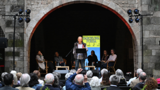 Dos quarts d'enlloc i sentir-me estadant. Homenatge a Teresa d'Arenys