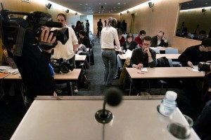 Grup de periodistes preparant-se per a una roda de premsa a la seu barcelonina d’un partit polític, el gener del 2008.