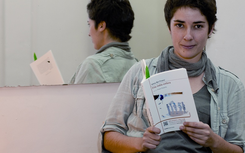 Imatge de la poeta Sílvia Bel amb el llibre que ha editat gràcies al suport econòmic obtingut amb Verkami.