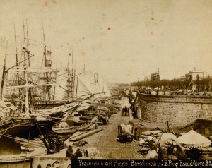 Fotografia del moll de pescadors de la Barceloneta, presa entre 1880 i 1889.
