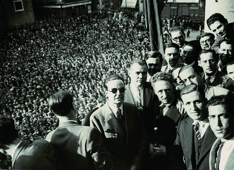 Imatge del 14 d’abril de 1931, des del balcó de l’Ajuntament de Barcelona, des d'on es va proclamar la República.