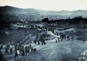 Imatge de passejants a Montjuïc entre 1910 i 1920.