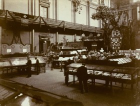 Imatge de l'exposició bibliogràfica catalana organitzada al Palau de les Belles Arts de Barcelona amb motiu del Primer Congrés Internacional de la Llengua Catalana, que va tenir lloc del 13 al 18 d’octubre de 1906. 