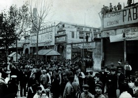 L’animació de l’avinguda del Paral•lel reflectida en una fotografia d’autor desconegut presa al principi del segle passat.