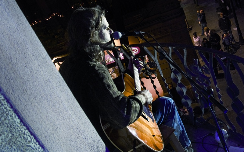 Imatge del músic lleidatà Jordi Gasion tocant en l'obertura del 4t Festival de Músiques des d’un Balcó, a la plaça del Comerç de Sant Andreu, el desembre del 2011, una edició finançada a través de Verkami.