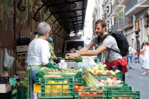 Parada de fruites i verdures a l’exterior del mercat de l’Abaceria Central, a Gràcia.