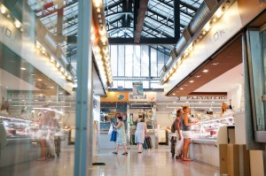 Mercado de la Barceloneta, con las nuevas instalaciones resaltando bajo la antigua estructura