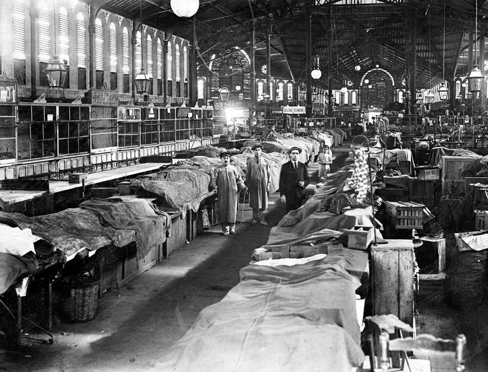 El interior de mercat de Sant Antoni en Agost del 1916