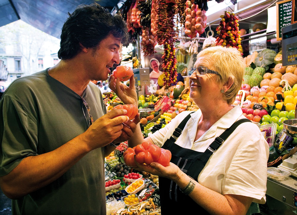 El xef i promotor de projectes de restauració Carles Abellán, de compres al mercat de la Boqueria.