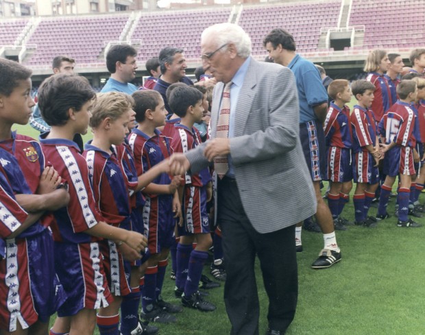 Oriol Tort con los muchachos de La Masia del Barça.