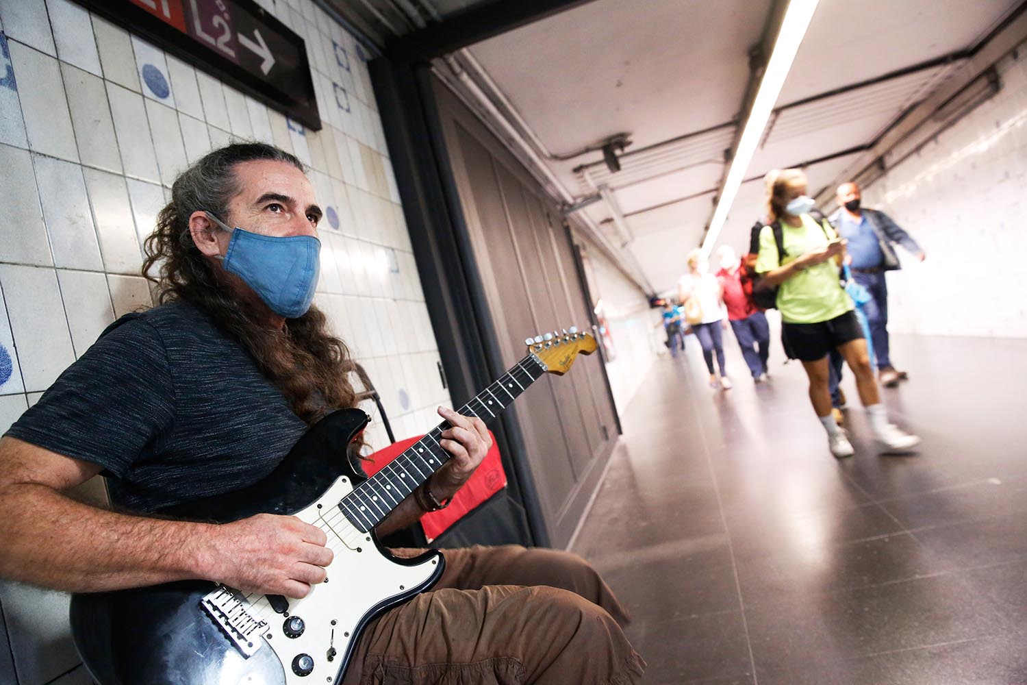 BARCELONA 10/09/2020 Actuación de un músico de metro, Félix Egea, en el túnel de la estación de metro de Clot que conecta la Línea 1 con la estación de Renfe. FOTO: ALVARO MONGE