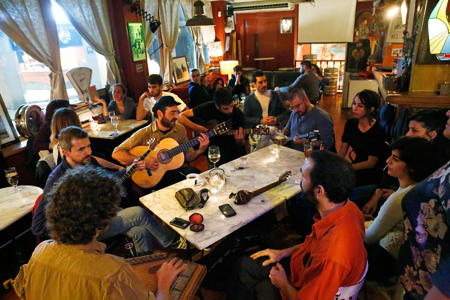 BARCELONA 25/10/2016 Sección: Otros escenarios posibles. Concierto de música 'rembetiko' griega en el Bar Absenta. FOTO : ALVARO MONGE