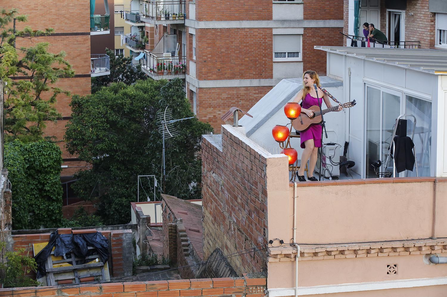 Barcelona 2/5/2020  Actuación de la cantante Tori Sparks en el terrado de su casa en el barri de Horta en los dias de confinamiento por el Covid-19 
Foto de Julio Carbó