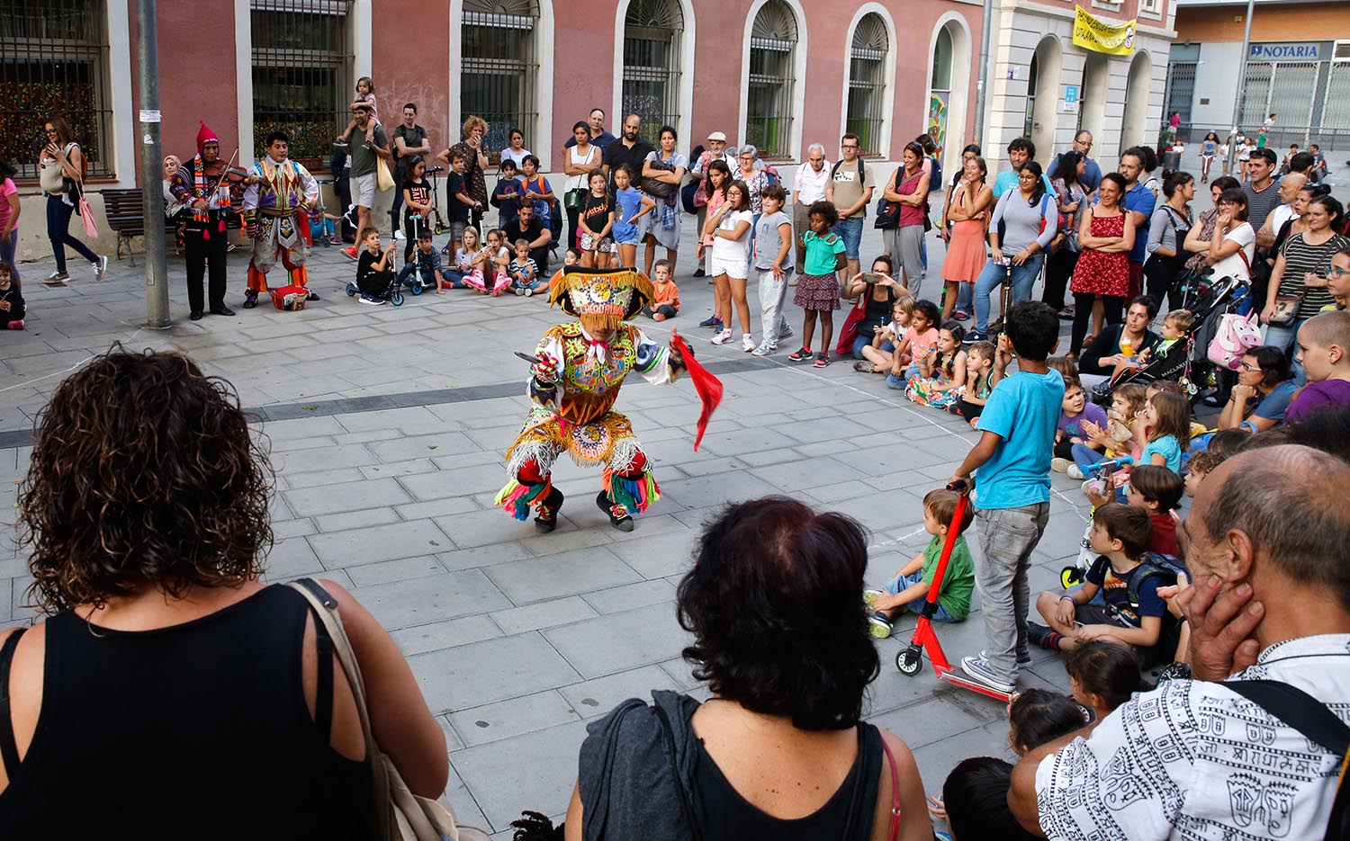 BARCELONA 13/10/2017 Actuación en la calle de músicos y bailarines peruanos a la salida del colegio, en la Escola Barrufet (Biblioteca Vapor Vell). Para la sección Otros Escenarios Posibles. FOTO : ALVARO MONGE