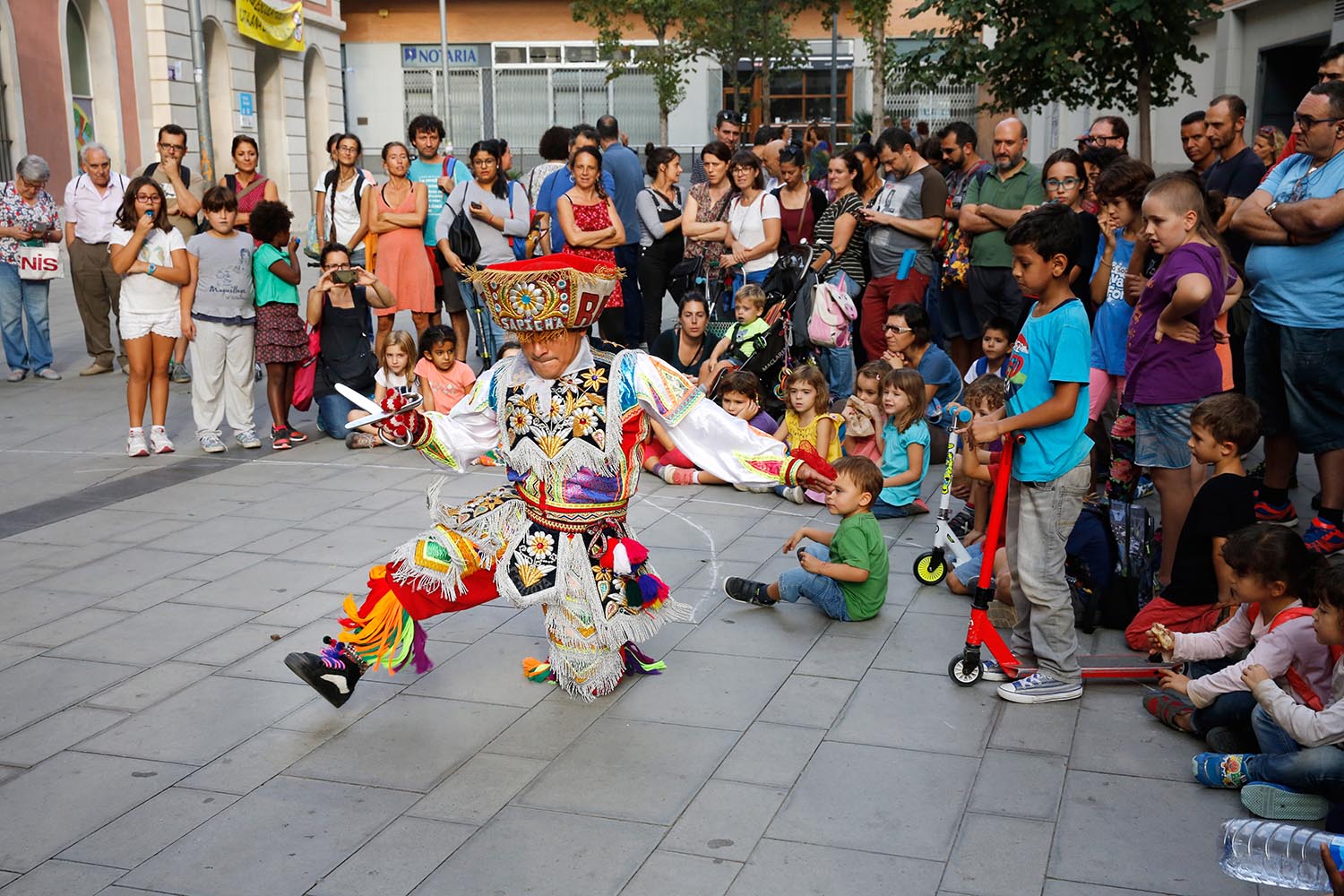BARCELONA 13/10/2017 Actuación en la calle de músicos y bailarines peruanos a la salida del colegio, en la Escola Barrufet (Biblioteca Vapor Vell). Para la sección Otros Escenarios Posibles. FOTO : ALVARO MONGE