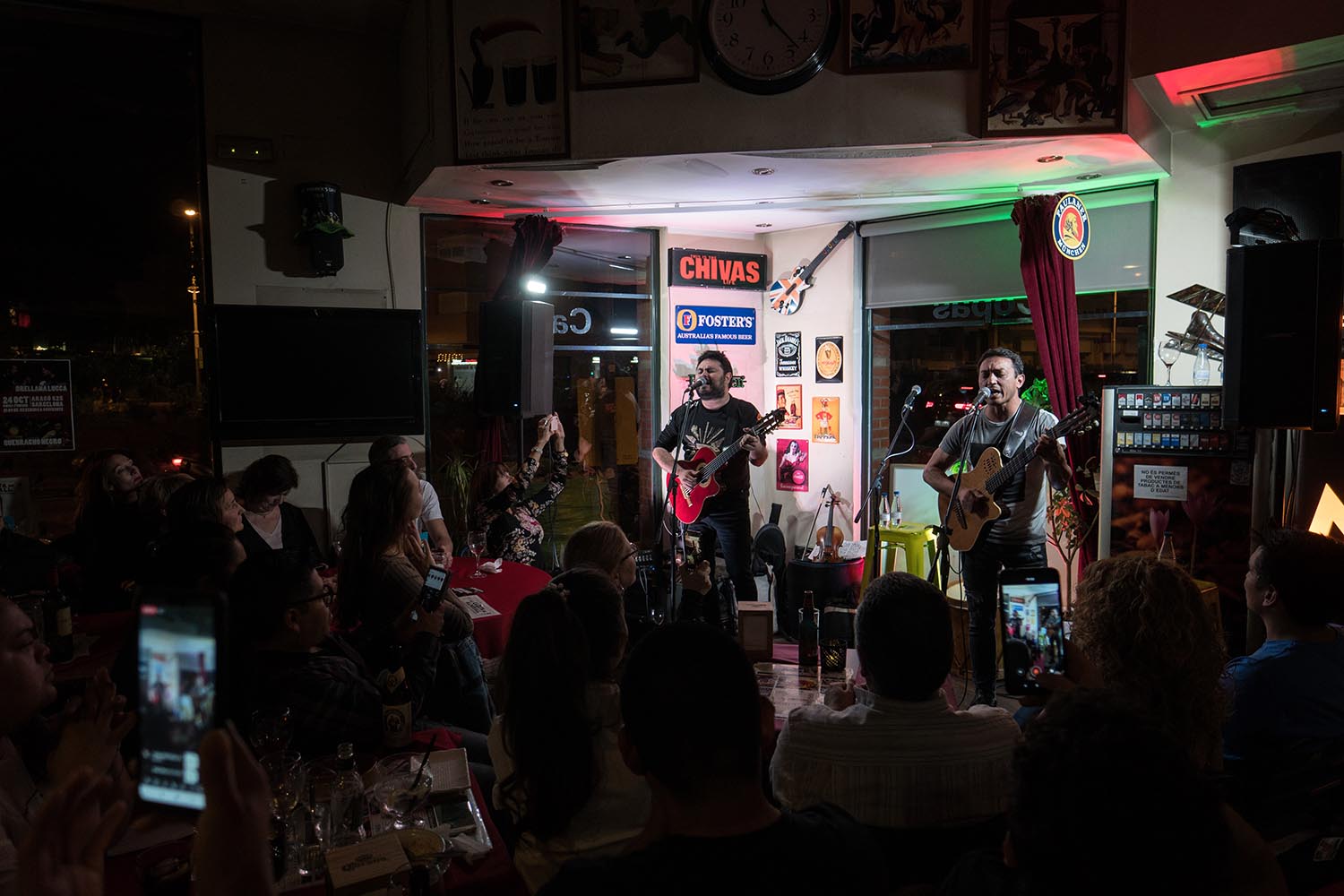 Barcelona 24/10/2019 Actuación del dúo argentino Orellana Lucca en el bar Almirall. FOTÓGRAFO SERGI CONESA