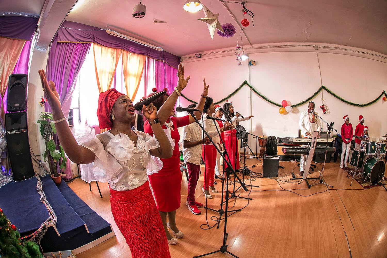 Barcelona 23/12/2018 Crònica Nando Cruz. Celebració d'una missa de migrants nigerians amb música en viu.Fotografia de JOAN CORTADELLAS