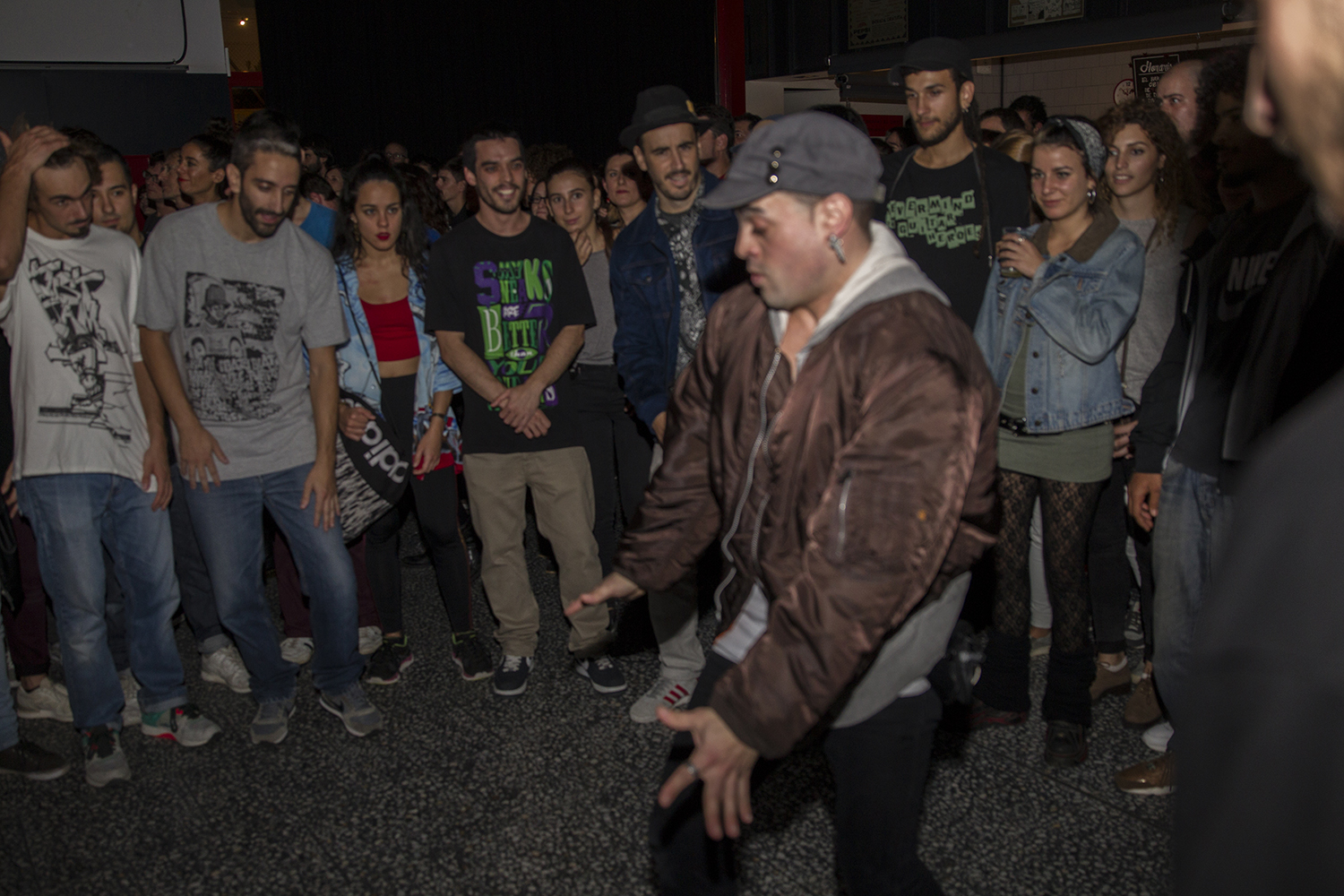 Barcelona 14-10-2016.- Block Party amb música en viu i ballarins de breakdance a l'Ateneu de Nou Barris. Foto Carlos Montanyes
